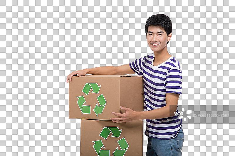 棚拍休闲装年轻男人和纸箱图片素材