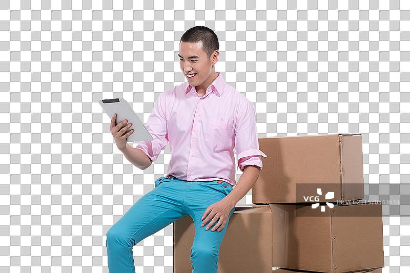 棚拍休闲装年轻男人和纸箱图片素材