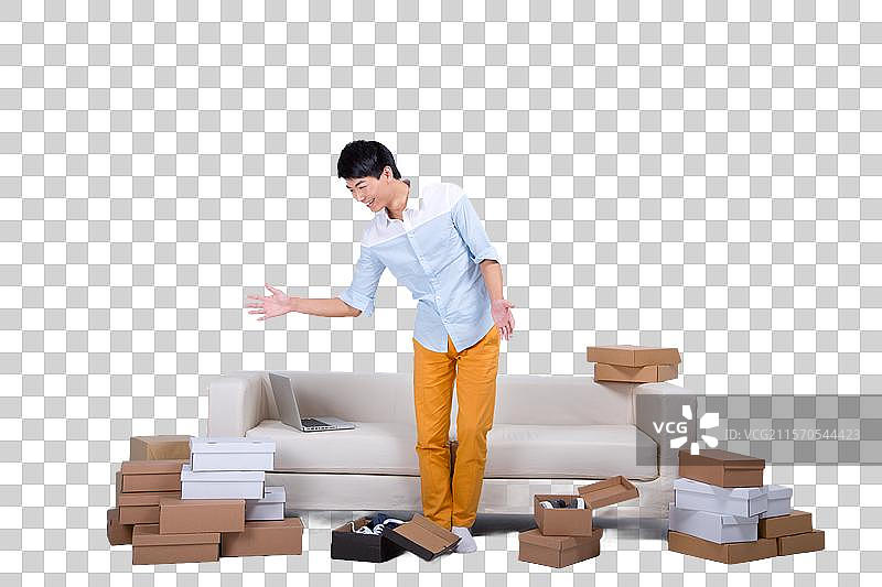 棚拍年轻男人展示商品图片素材