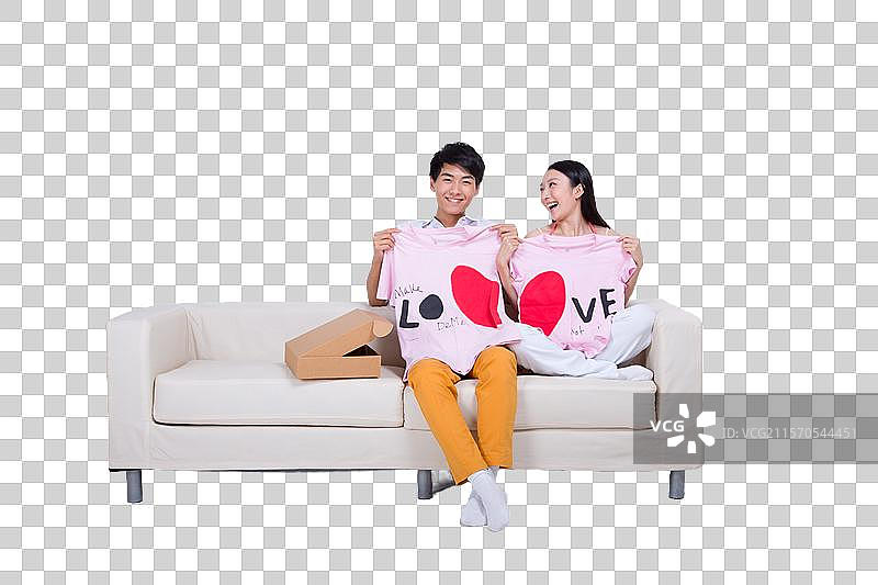 棚拍年轻情侣试穿情侣装图片素材