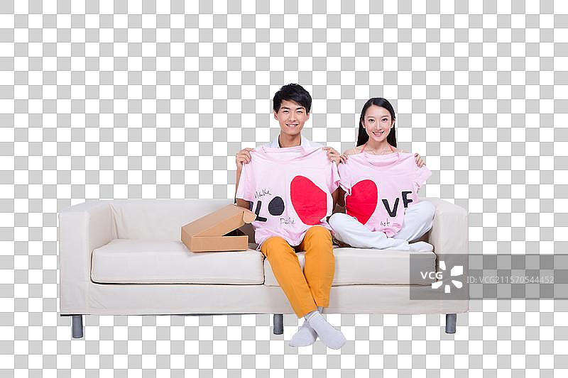 棚拍年轻情侣试穿情侣装图片素材