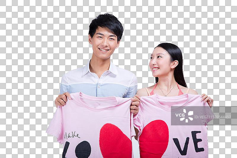 棚拍年轻情侣试穿情侣装图片素材