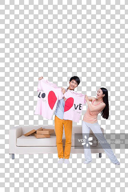 棚拍年轻情侣试穿情侣装图片素材