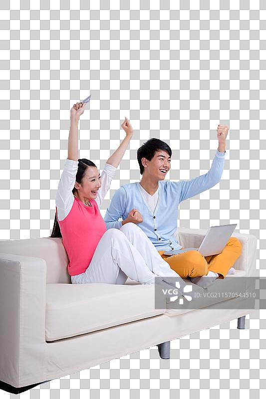 棚拍年轻情侣拿着银行卡上网图片素材