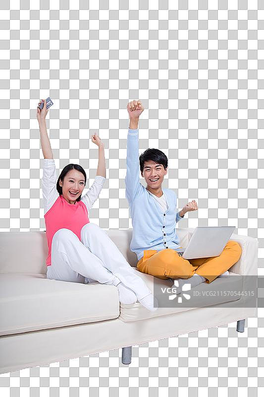 棚拍年轻情侣拿着银行卡上网图片素材