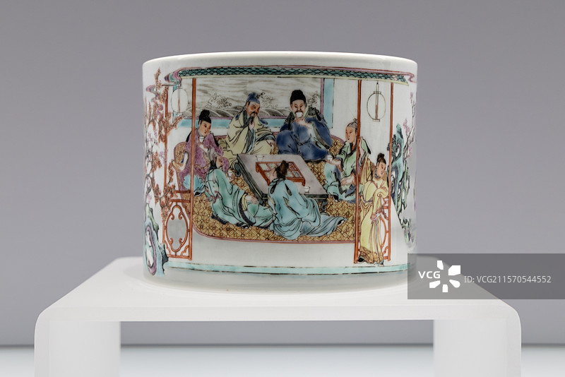 上海博物馆东馆中国古代陶瓷馆粉彩春夜宴桃李园图笔筒 清雍正 景德镇图片素材