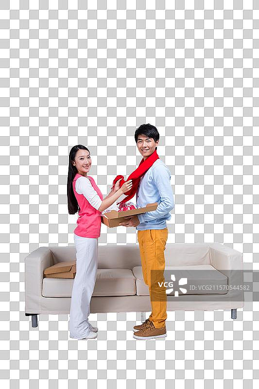 棚拍年轻情侣试穿购物商品图片素材