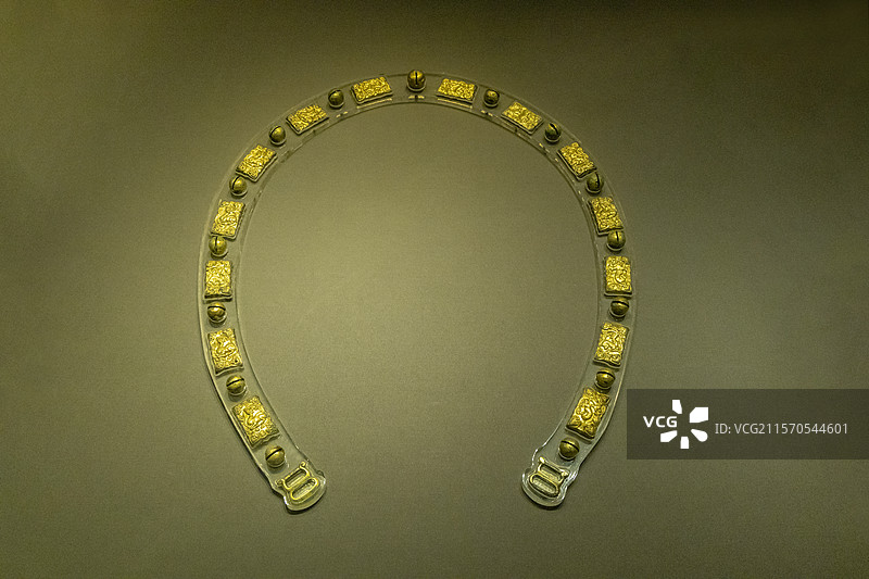 内蒙古博物院“大辽契丹”展：马胸饰（辽，赤峰市松山区大营子村驸马赠卫国王墓出土，内蒙古博物院藏）图片素材