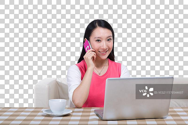 棚拍年轻女人使用笔记本电脑图片素材