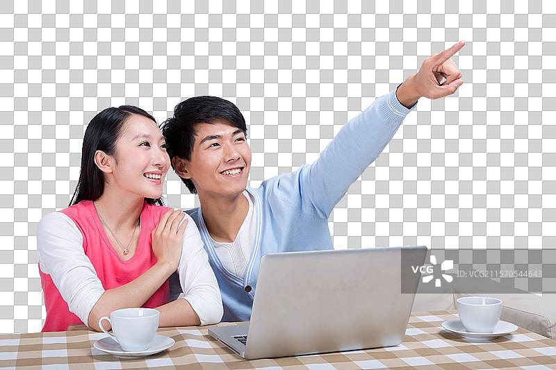 棚拍年轻情侣使用笔记本电脑图片素材