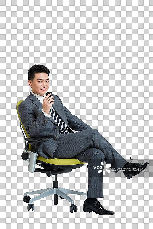 棚拍中年商务男士坐办公椅打手机图片素材