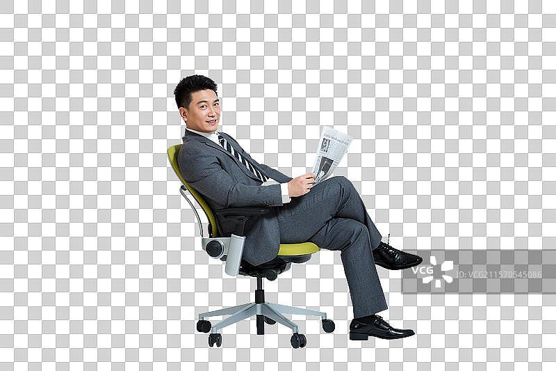 棚拍中年商务男士坐办公椅看报纸图片素材