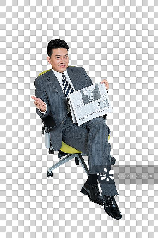 棚拍中年商务男士坐办公椅看报纸图片素材