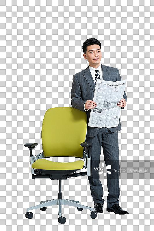 棚拍中年商务男士站在办公椅旁图片素材