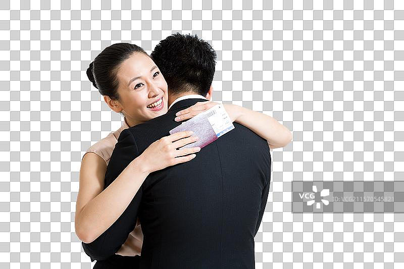 棚拍年轻夫妇拥抱送行图片素材