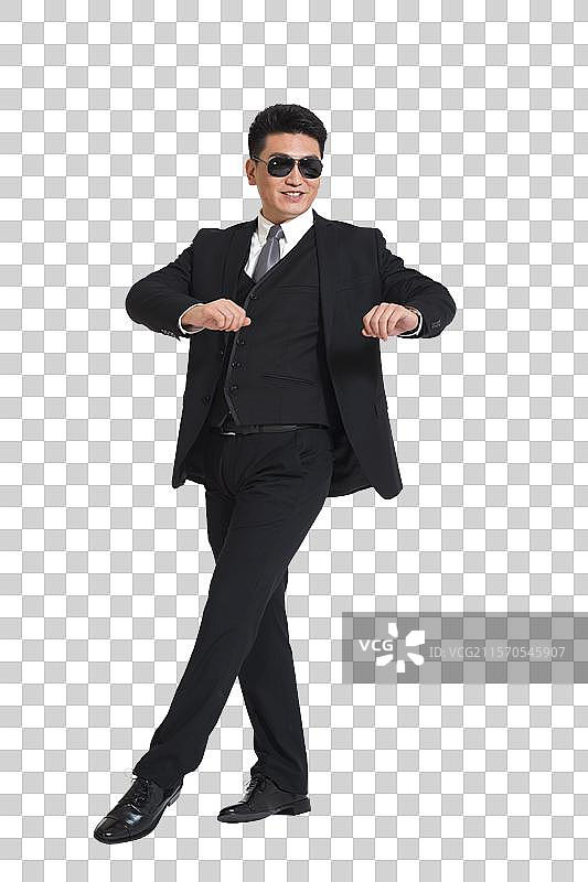 棚拍中年商务男士跳骑马舞图片素材