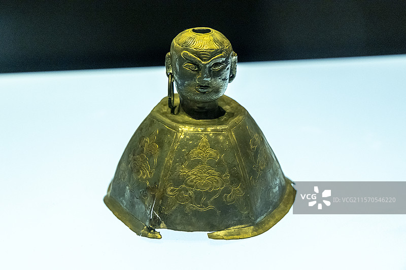 内蒙古博物院“大辽契丹”展：双面人头鎏金银饰件（辽，赤峰市松山区大营子村驸马赠卫国王墓出土）图片素材