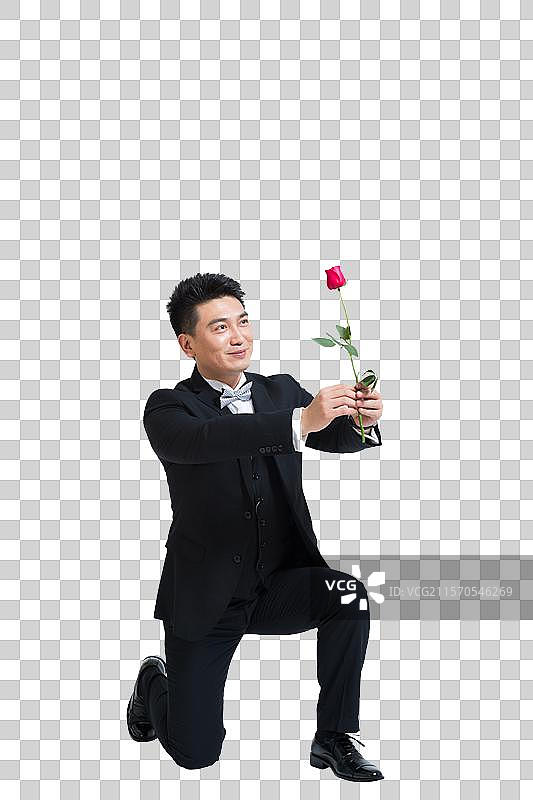 棚拍中年商务男士拿着一支玫瑰花图片素材