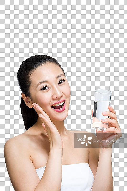 棚拍年轻女人喝水图片素材