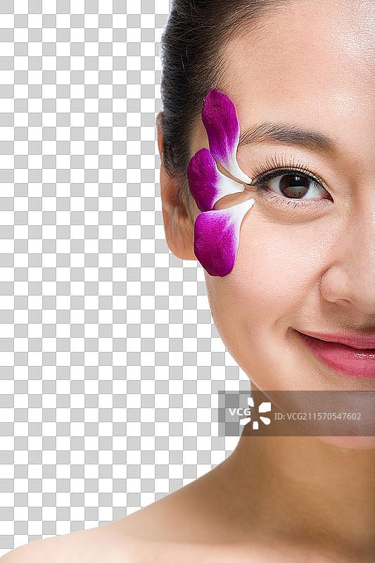 棚拍脸上贴花瓣的年轻女人图片素材