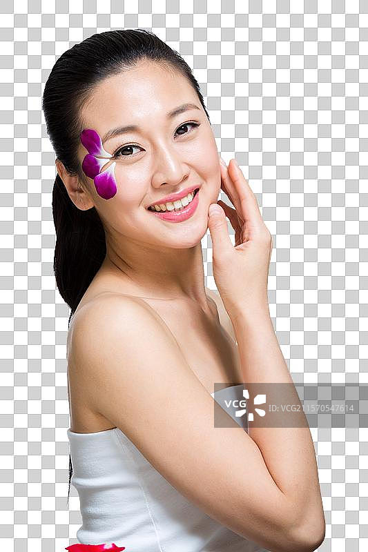棚拍脸上贴花瓣的年轻女人图片素材