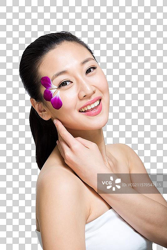 棚拍脸上贴花瓣的年轻女人图片素材