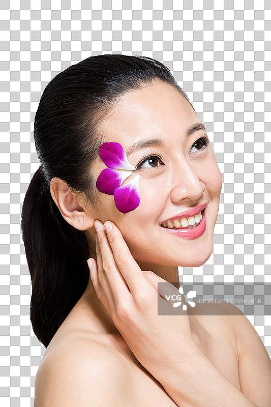 棚拍脸上贴花瓣的年轻女人图片素材