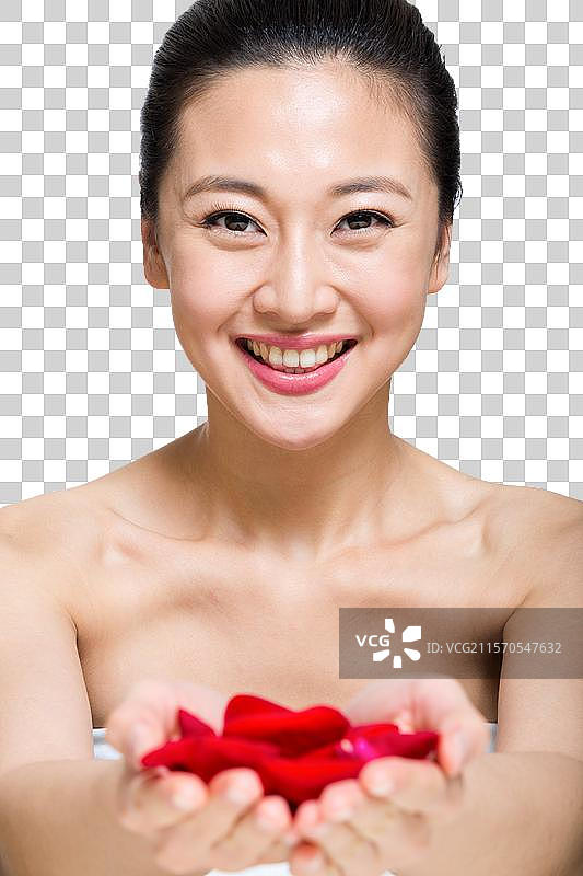 棚拍年轻女人捧着玫瑰花瓣图片素材