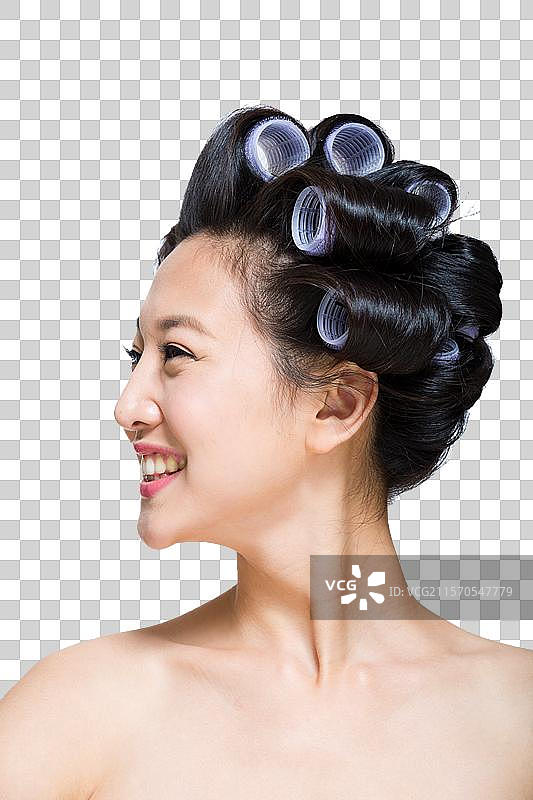 棚拍戴卷发棒的年轻女人图片素材