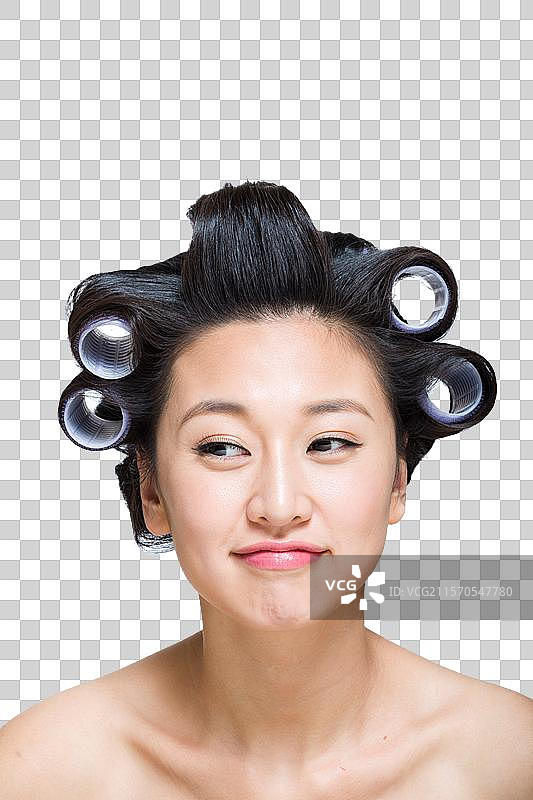 棚拍戴卷发棒的年轻女人图片素材