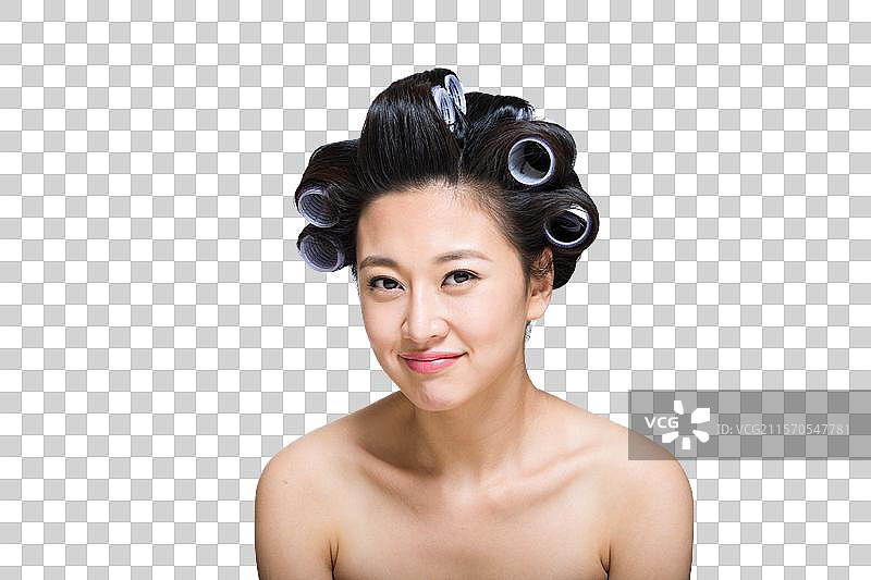 棚拍戴卷发棒的年轻女人图片素材