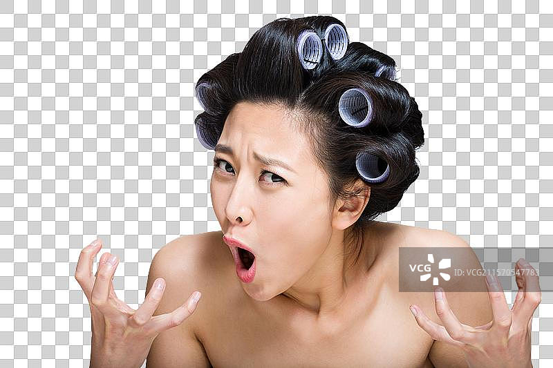 棚拍戴卷发棒的年轻女人图片素材