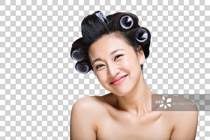 棚拍戴卷发棒的年轻女人图片素材