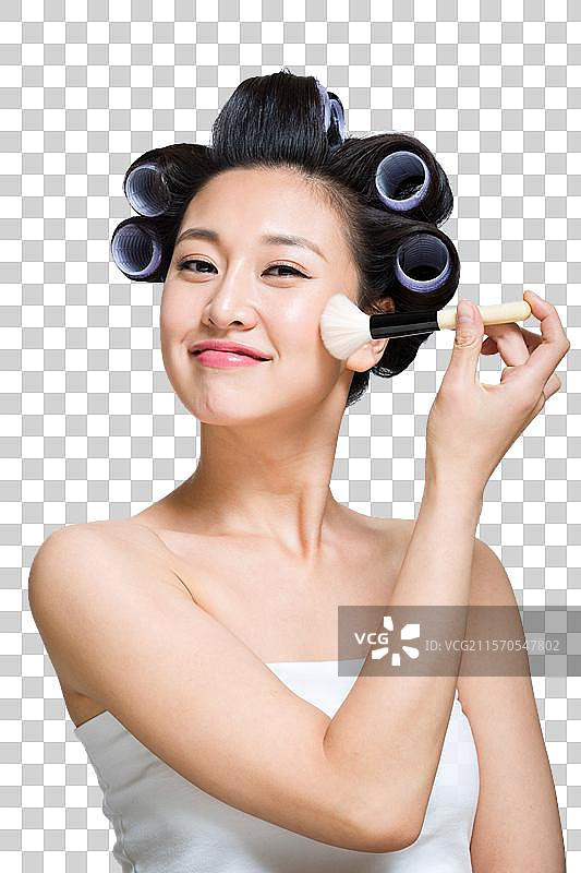 棚拍戴着卷发棒的年轻女人化妆图片素材