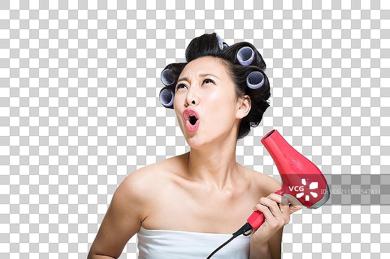 棚拍戴着卷发棒的年轻女人吹干头发图片素材