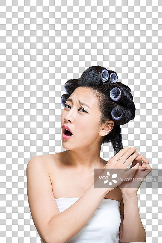 棚拍戴卷发棒的年轻女人图片素材