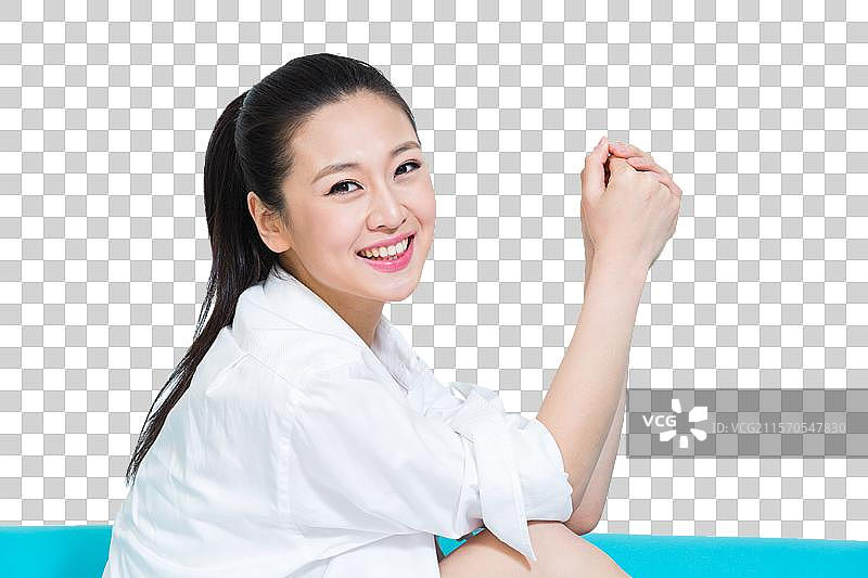 棚拍年轻女人坐在沙发上休息图片素材