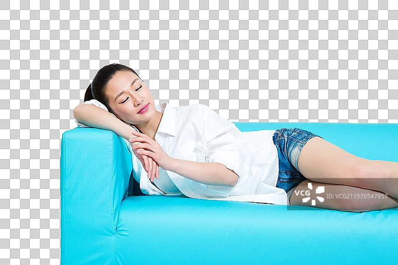 棚拍年轻女人躺在沙发上休息图片素材
