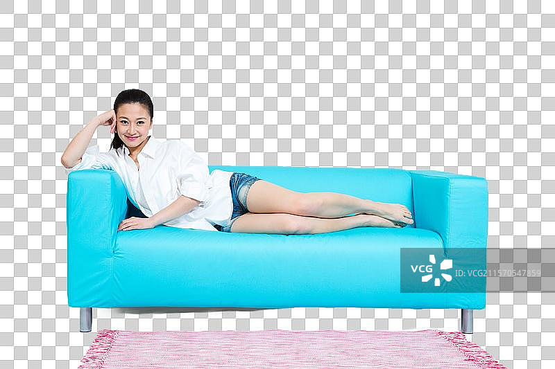 棚拍年轻女人躺在沙发上休息图片素材