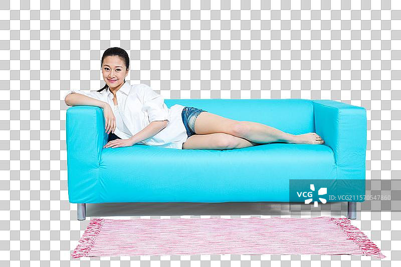 棚拍年轻女人躺在沙发上休息图片素材