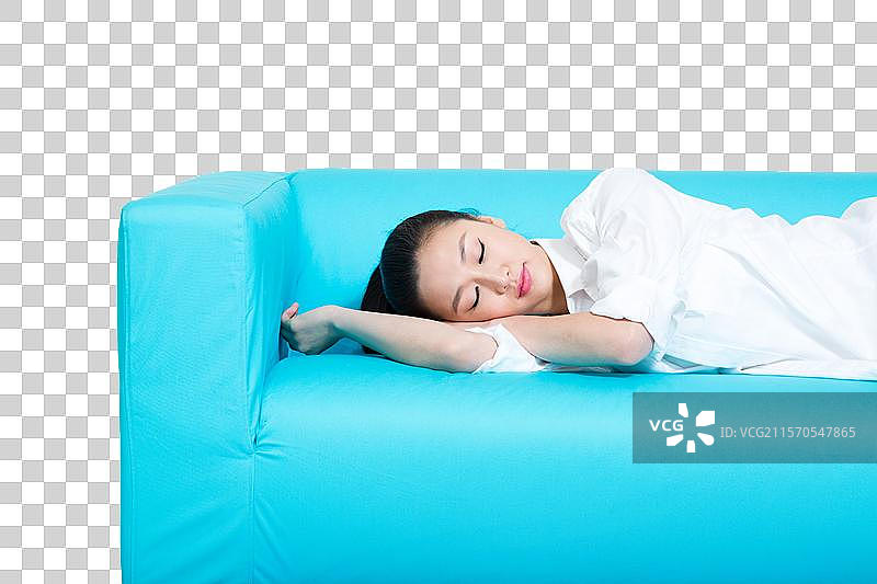 棚拍年轻女人躺在沙发上休息图片素材