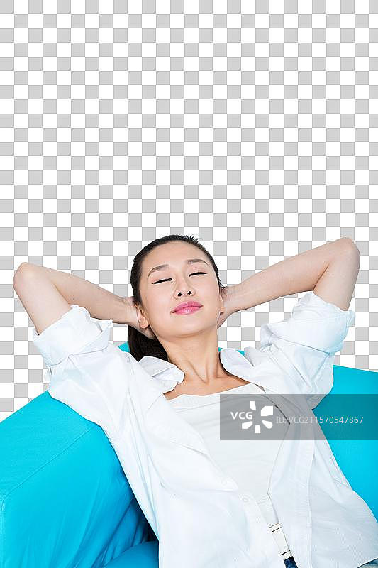棚拍年轻女人躺在沙发上休息图片素材
