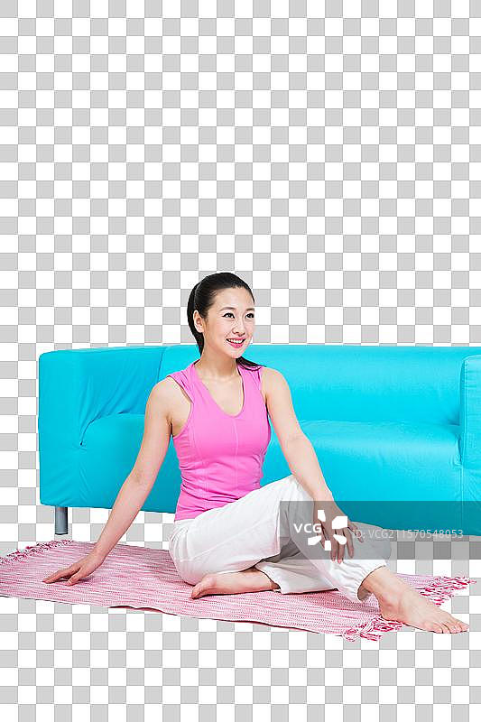 棚拍年轻女人坐在地毯上图片素材