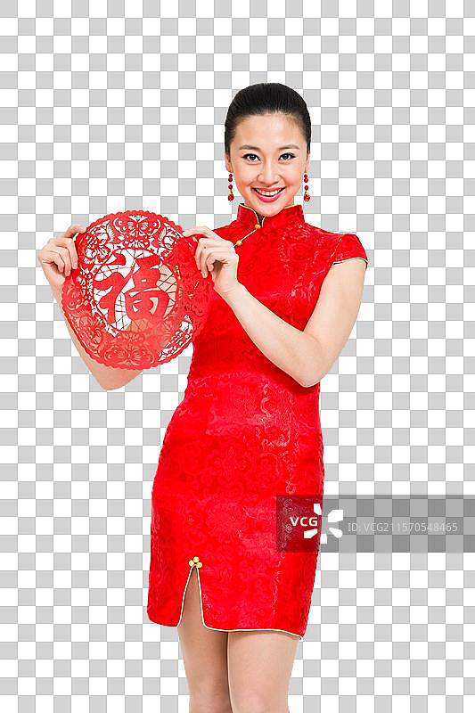 棚拍穿红色旗袍的年轻女人拿着福字剪纸图片素材