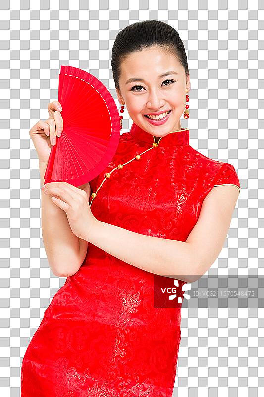 棚拍穿红色旗袍的年轻女人拿扇子图片素材