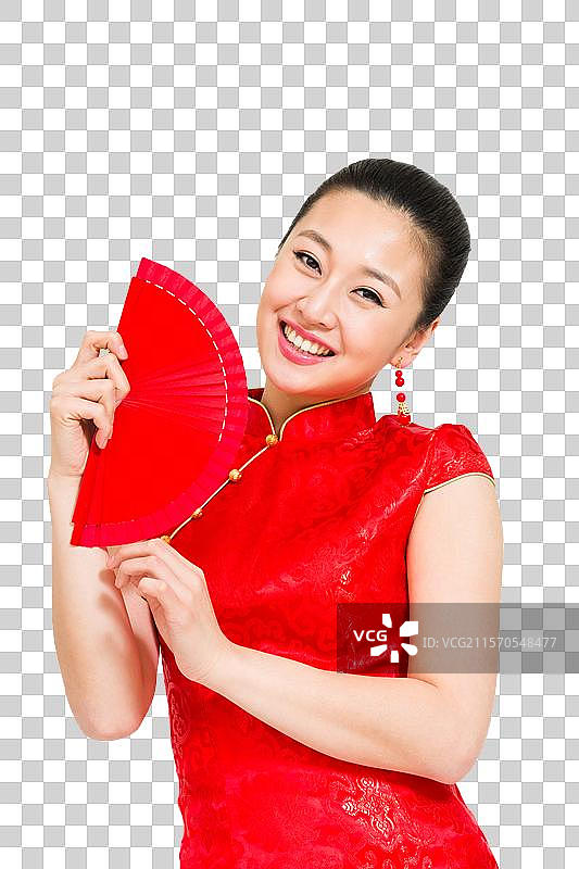 棚拍穿红色旗袍的年轻女人拿扇子图片素材