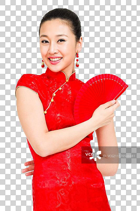 棚拍穿红色旗袍的年轻女人拿扇子图片素材
