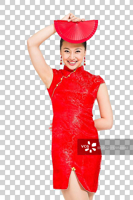 棚拍穿红色旗袍的年轻女人拿扇子图片素材