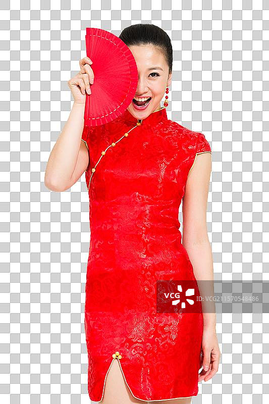 棚拍穿红色旗袍的年轻女人拿扇子图片素材