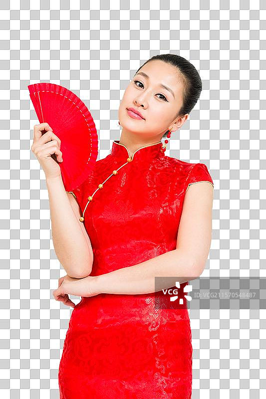 棚拍穿红色旗袍的年轻女人拿扇子图片素材